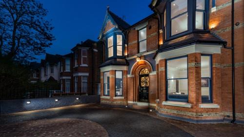 Ealing House | Dream House London with gym, cinema and housekeeper