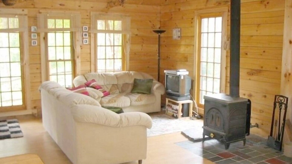 Morrisville Cabin | Dream Log Cabin, Yet Close to Everything! Animals Welcome!