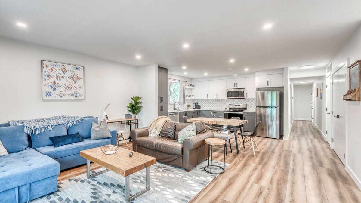 Crescent Heights Apartment | Dream Spot-HOT TUB close to Dtown, 10 min to the Airport, tons of Food Options!