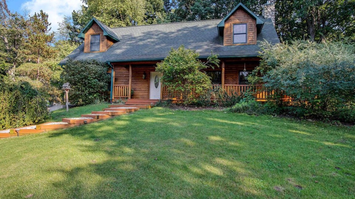 Stevensville House | Dream Vacation Home on 2 acres w/hot tub - Close to beaches & wineries