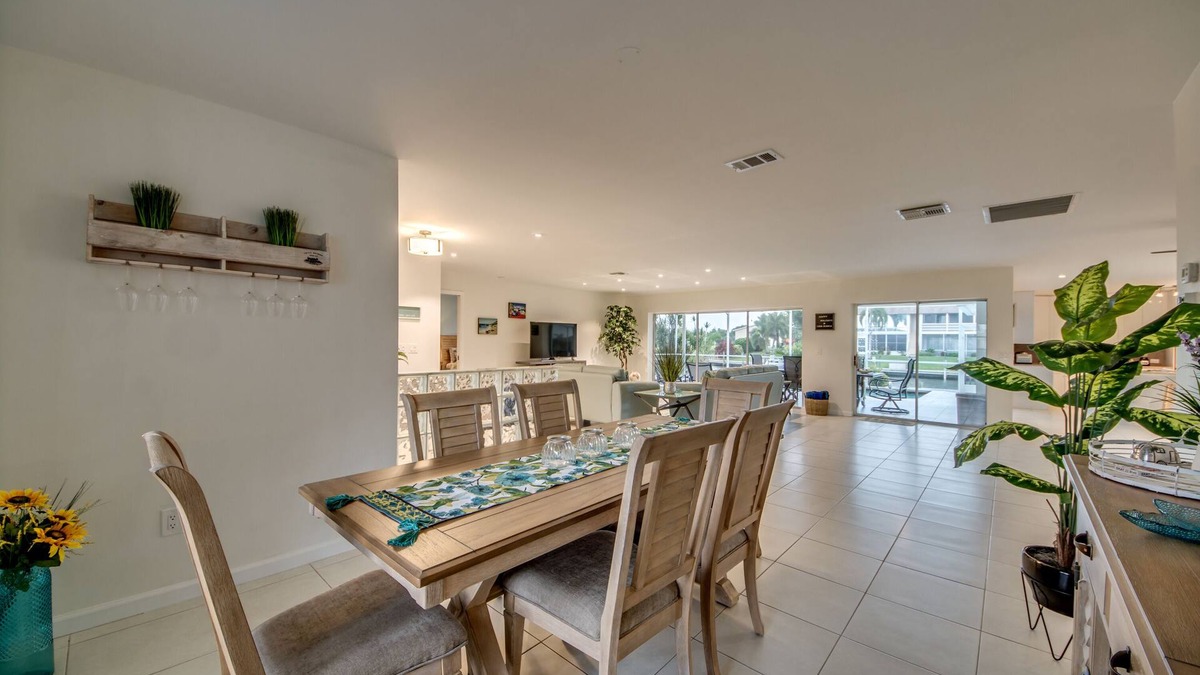 Caloosahatchee Villa | Dream vacation in Florida starts here at Villa CASA BIANCA in Cape Coral!