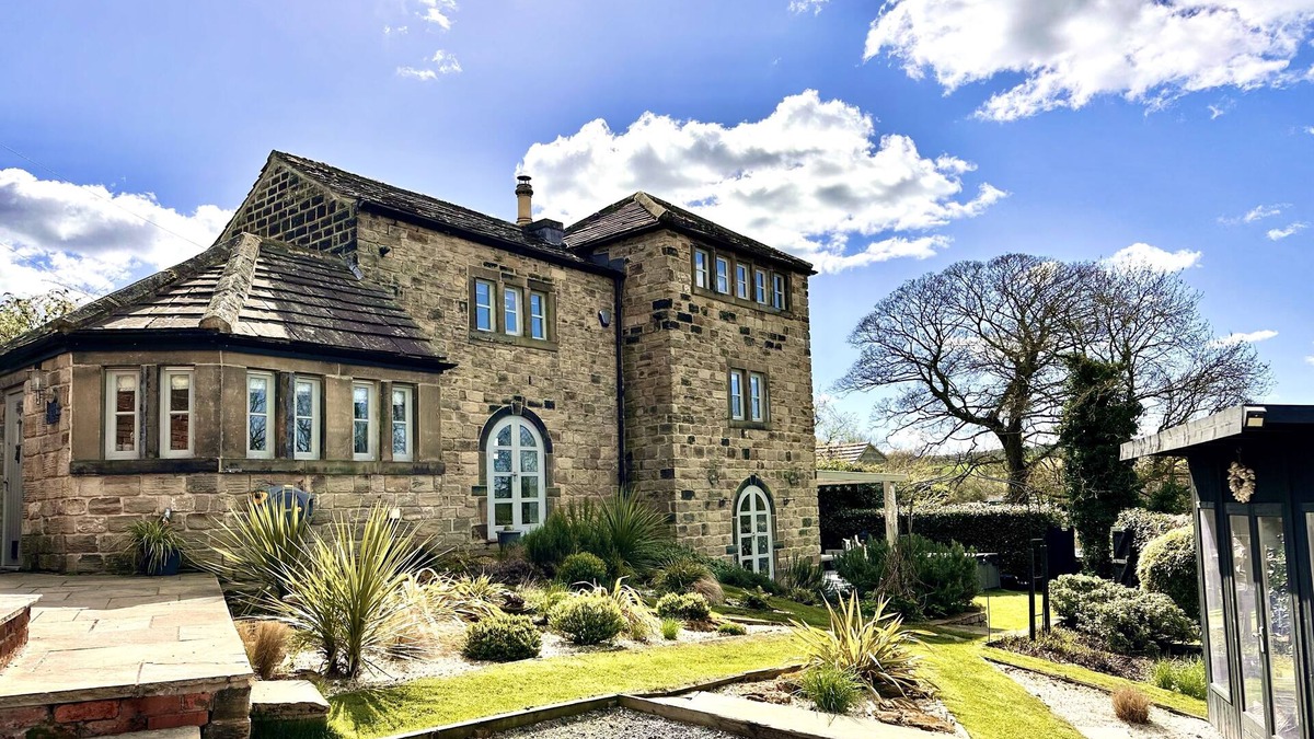 Crigglestone House | Dreamwood Cottage Luxury Family Hottub Retreat