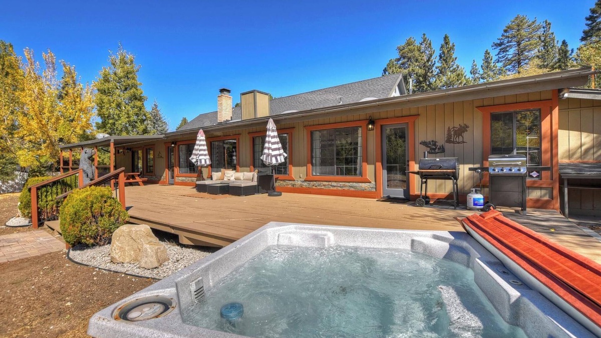 Upper Moonridge Cabin | Dreamwood Lodge by Destination Big Bear : Close to Bear Mountain! Movie Theater! 3 En-Suite Bedrooms!
