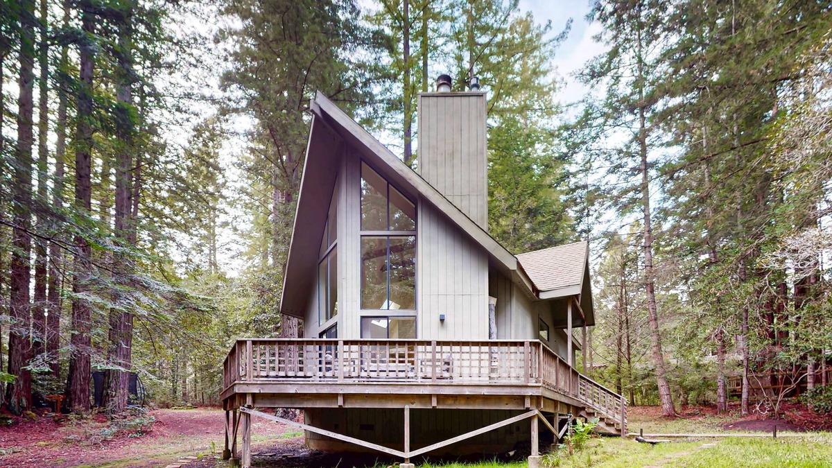 Anchor Bay House | Dreamy Chalet Style House in the Forest With Large Deck, Near Beach - 1 Dog Okay