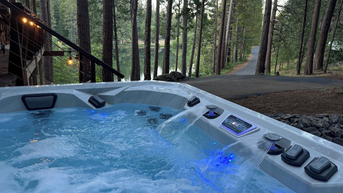 Glencoe Cabin | Dreamy Lake Front Lake Mont Cabin! AC & HotTub!
