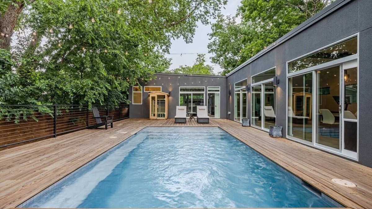Galindo House | Dreamy Modern Retreat: Pool + Sauna: Mins from DT