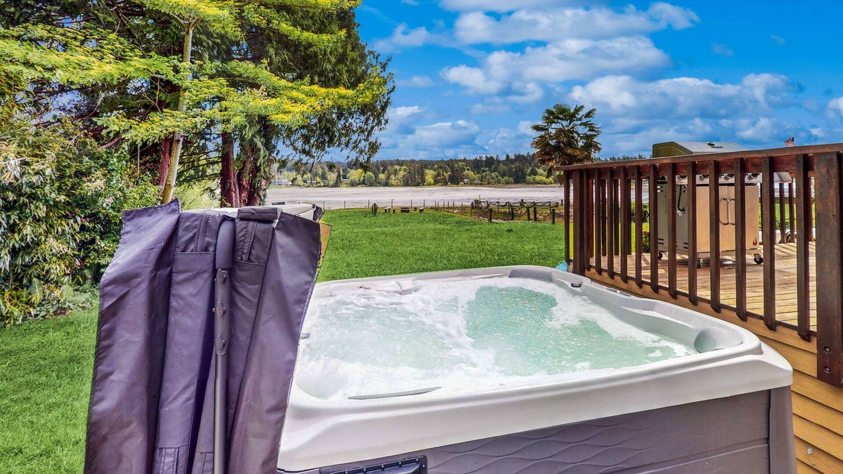 Burley House | Dreamy waterfront haven with beach, pond, trails, kayaks, hot tub & shuffleboard