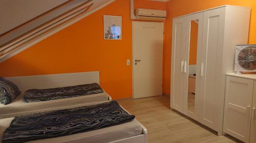 Oberlungwitz House | Dreibettzimmer mit Gemeinschaftsküche und je 2 Dusch- und 2 Toilettenzimmern