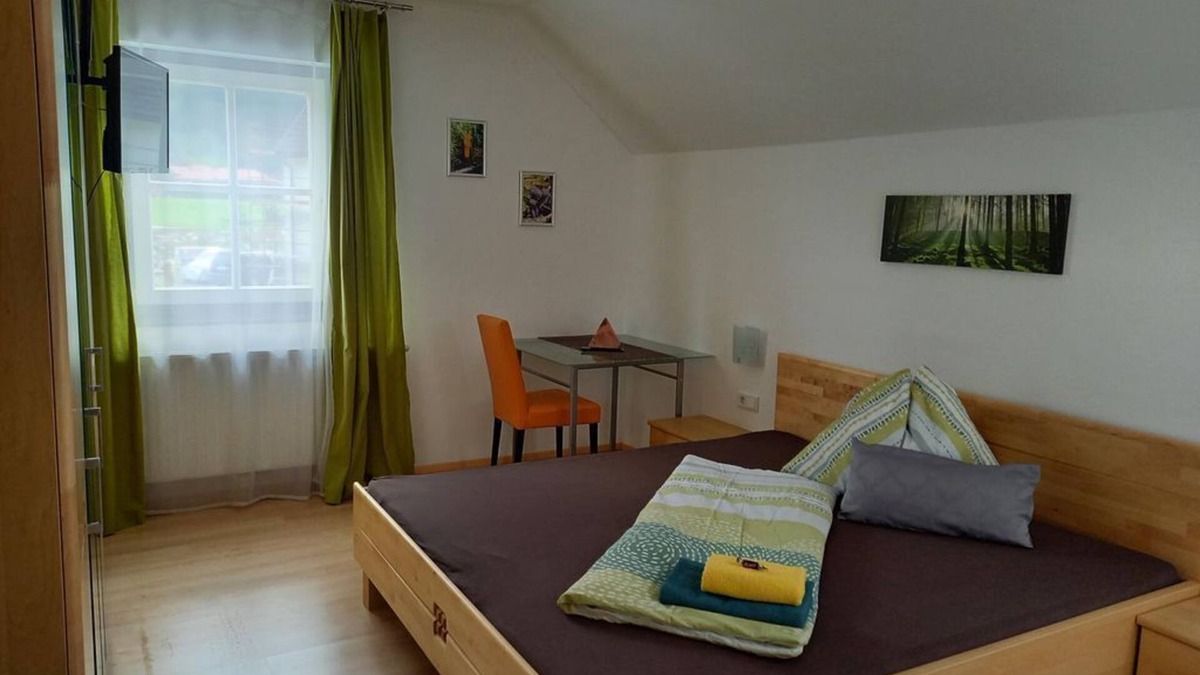 Stadl-Predlitz House | Dreibettzimmer, Dusche, WC, Bergseite - Gasthof zum Postwirt