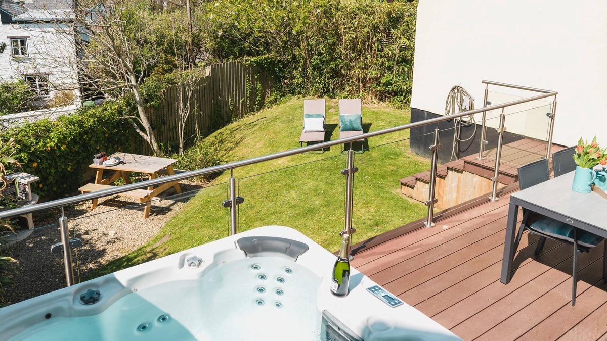 Croyde Cottage | Driftwood, Sleeps 6, Pets, Hot Tub
