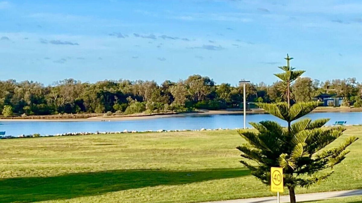 Lakes Entrance Apartment | Driftwood Townhouse 2 Waterfront-Central Location