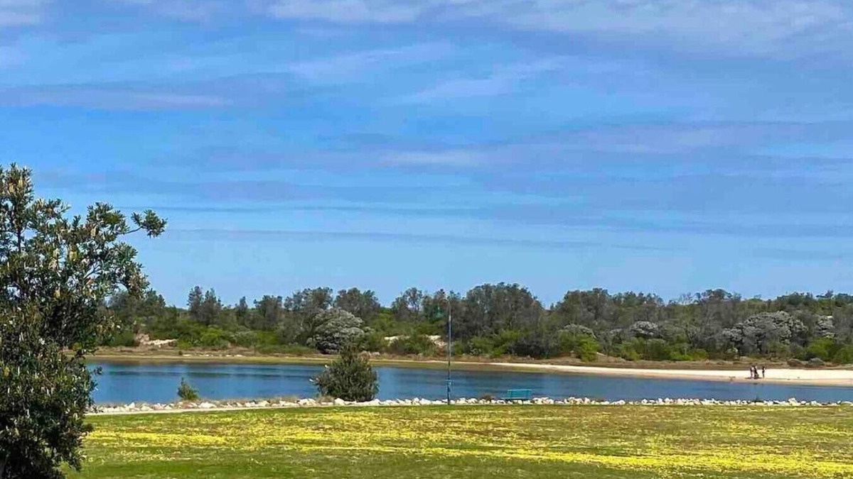 Lakes Entrance House | Driftwood Townhouse - Waterfront-Central Location