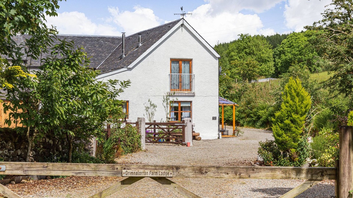 Salen Cottage | DRIMNATORRAN FARM LODGE, pet friendly, with open fire in Strontian