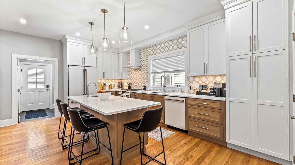 Winter Hill House | Driveway parking-10 min to Boston-close to train station-kids playroom
