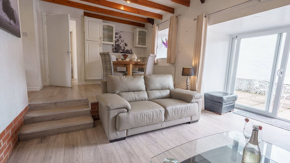 Thornhill Cottage | Drumlanrig Cottage - Sleeps 4 in 2 bedrooms with own hot tub