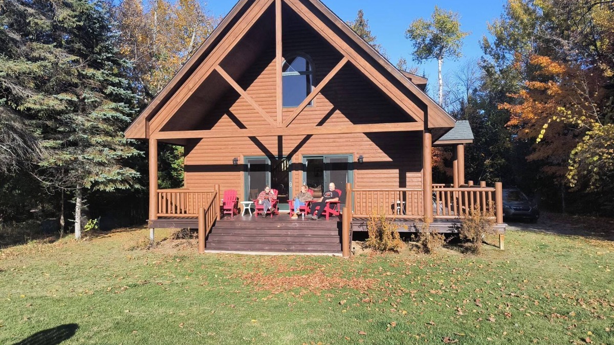 Drummond Cabin | Drummond Island Hotel & Vacation Homes - Pond Cabin 8