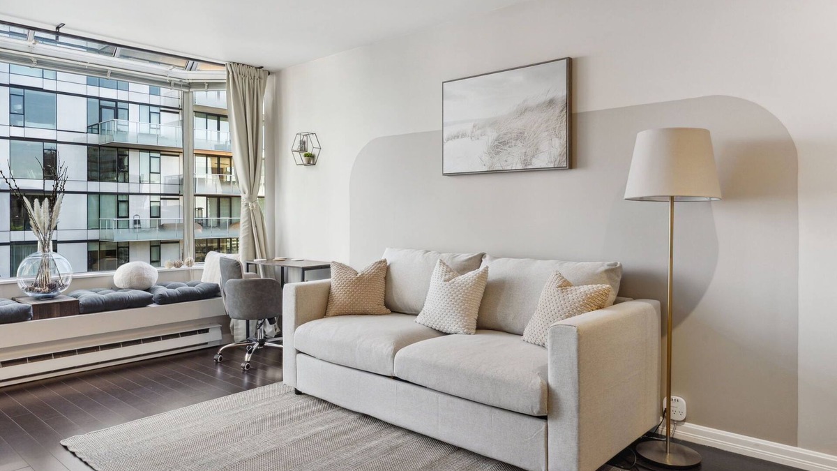 Downtown Vancouver Apartment | DT Penthouse| Free Parking| Balcony| 9min to Beach