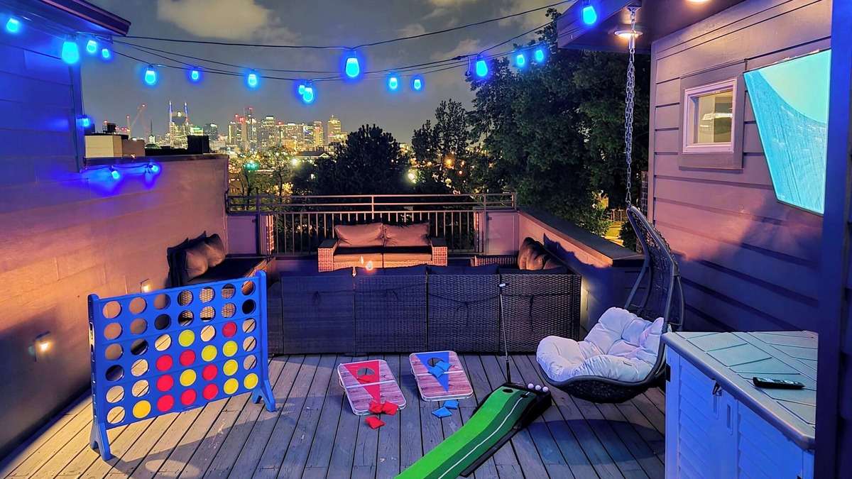 East Nashville House | ★ Dual Townhome, 8-bedrooms, Skyline Views, 1 mile to Titans Stadium ★