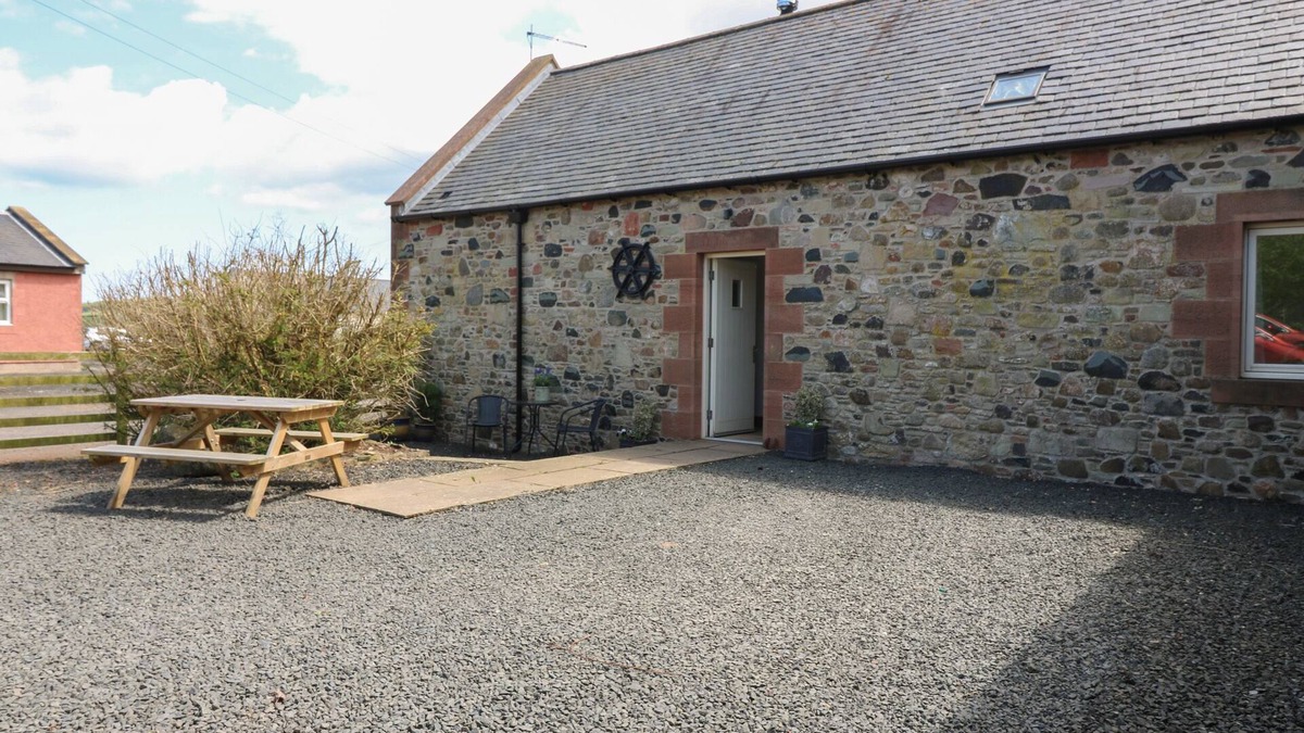 Berwick-upon-Tweed Cottage | DUBH SGEIR ANNEX, romantic, character holiday cottage in Chirnside