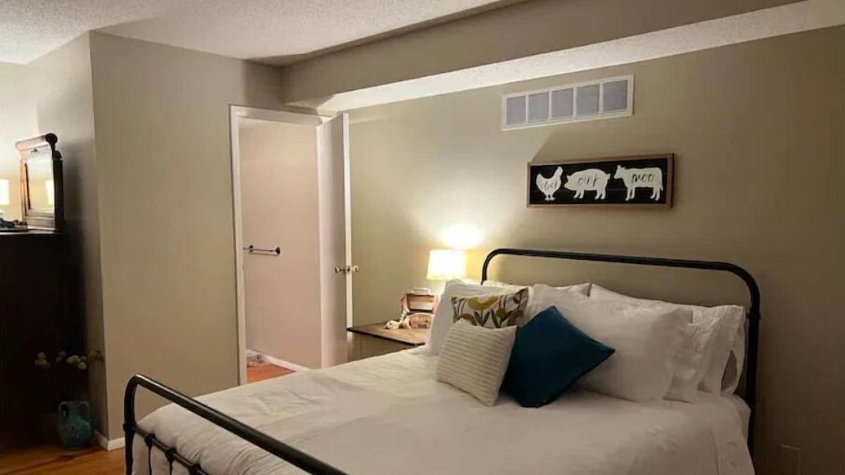 Metamora Cabin | Duck Creek Inn - Mallard + Khaki
