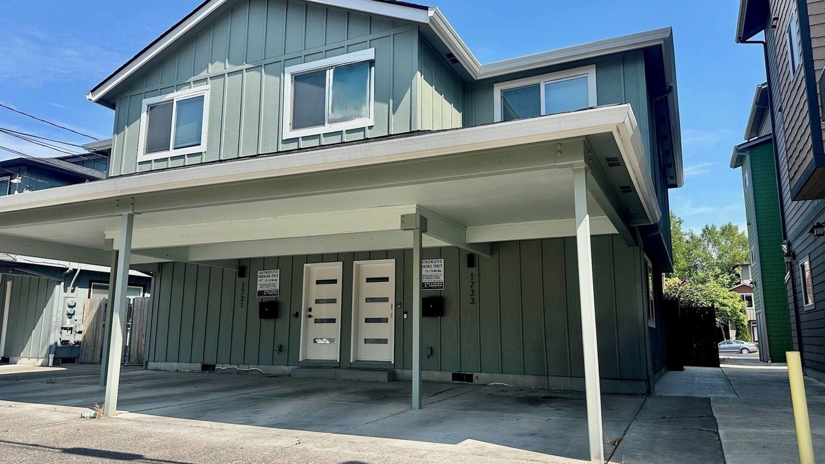 Amazon House | Duck Den - 3 Bedroom Near University of Oregon Campus & Autzen Stadium