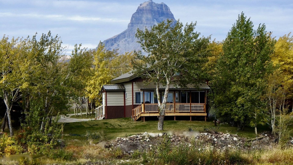 Babb Cabin | Duck Lake West Shore, Just 15 Minutes from Glacier National Park!