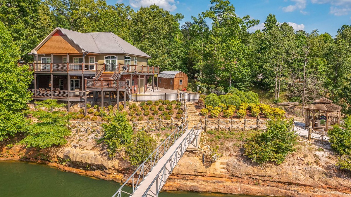 Houston House | Ducktail Pointe: 5 BR, 3 BA House in Houston, Sleeps 14