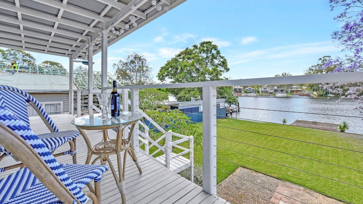 Dora Creek House | Ducky's Waterfront Lodge absolute waterfront at Dora Creek