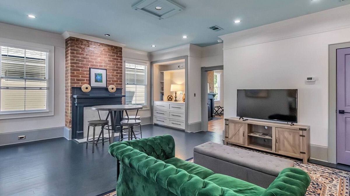 Savannah Victorian District House | Dueling Sisters' Historic Escape, 4 bedrooms, 3 bath. Walk to Forsyth Park