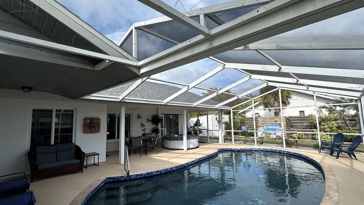 Palma Sola House | Duke & Sugars 🍍 Family Friendly ☀️ Retro Florida Vibes ,3 br ,2 bath, pool home .