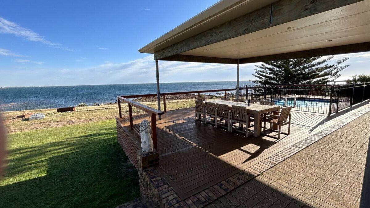 North Beach Apartment | Dukes of Yorkes - Wallaroo Beach Frontage - Entire Home