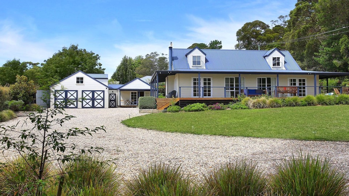 Bundanoon House | Duncraig House –open fireplace, spa, pet friendly