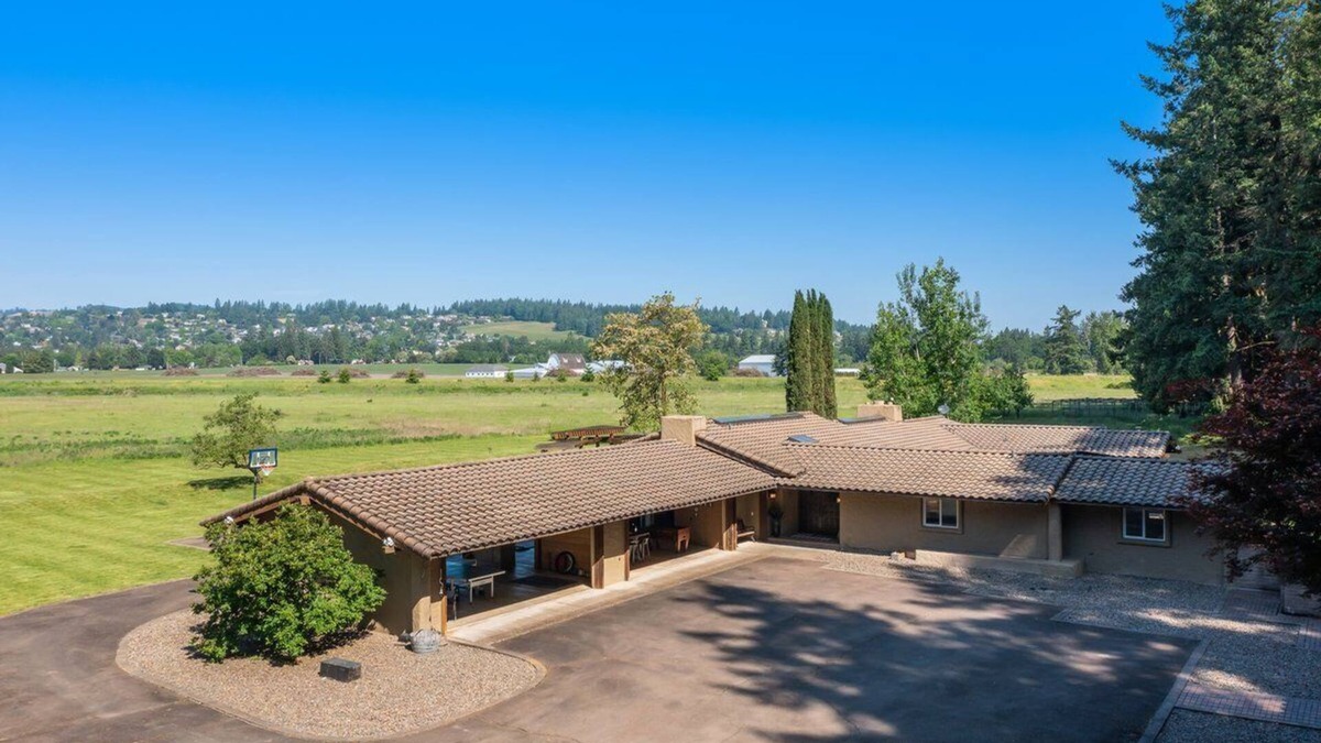 Dundee House | Dundee Landing: A Luxurious One Level Chateau in Wine Country