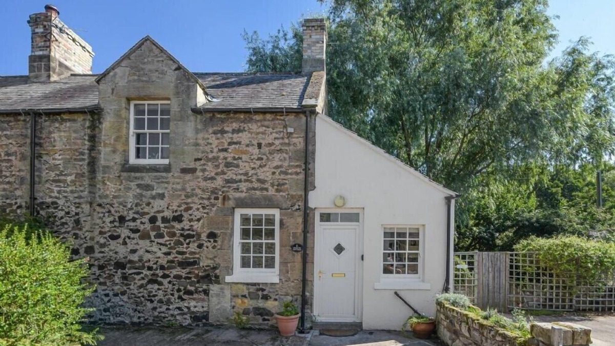 Waren Mill Cottage | DUNLIN COTTAGE, pet friendly, country holiday cottage in Bamburgh