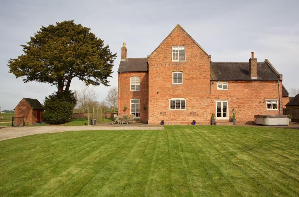 Tamworth House | Dunnimere Farm stay with Hot Tub - up to 20