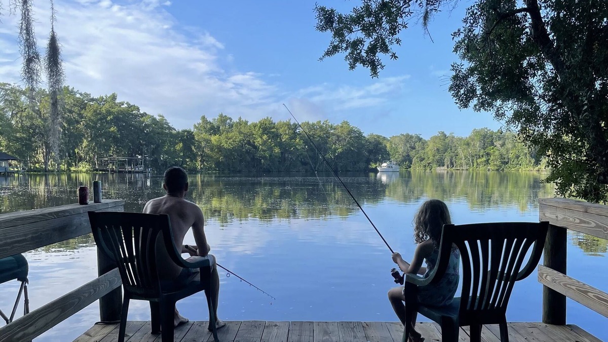 Satsuma House | Dunns Creek Fishing retreat with dock. 5 minutes from boat ramp
