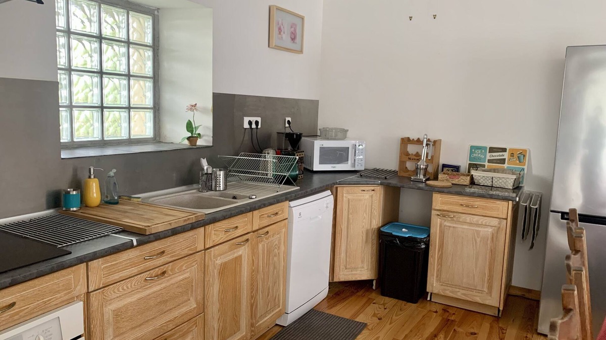 Saint-Derrien Cottage | Duplex apartment in former dairy for up to 9 people, 25 minutes from the beach