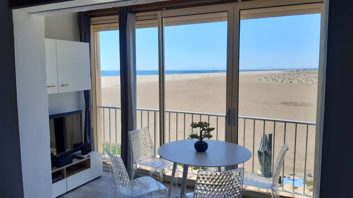 Les Ayguades Apartment | Duplex apartment on the beach with sea and mountain views