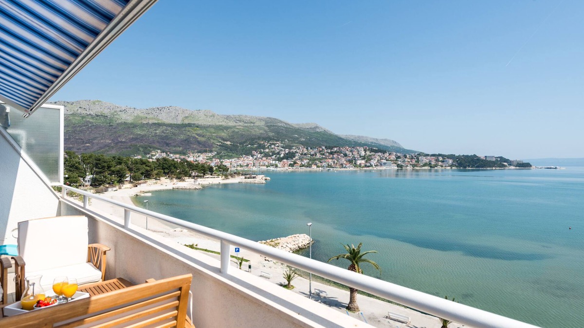 Stobrec Apartment | DUPLEX apartment with SEA VIEW only 10 meters from the sea!