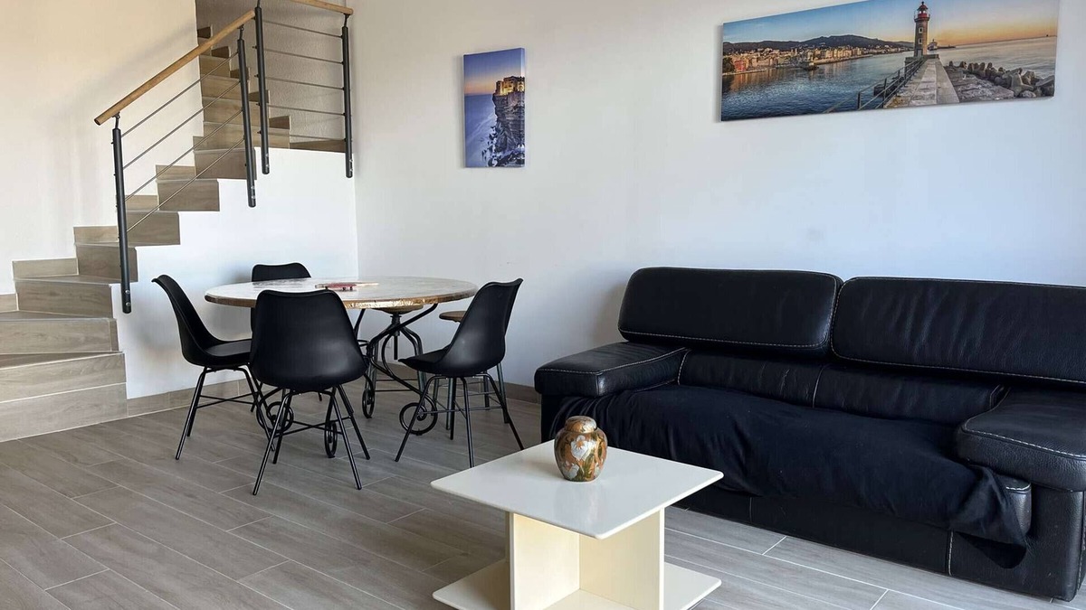Pineto Apartment | Duplex en bord de mer à Borgo - 3 pièces, climatisation, terrasse, jardin, BBQ, WIFI, parking, plage 20m