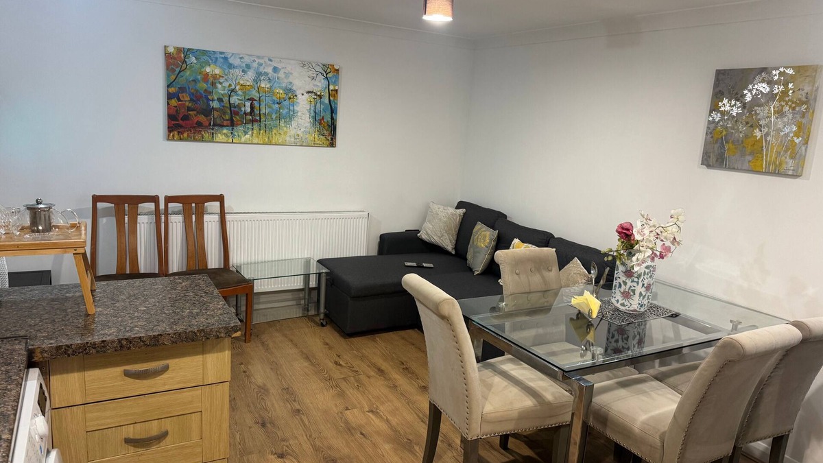 West Hendon Apartment | Duplex Sleeps 4 with Pets Allowed