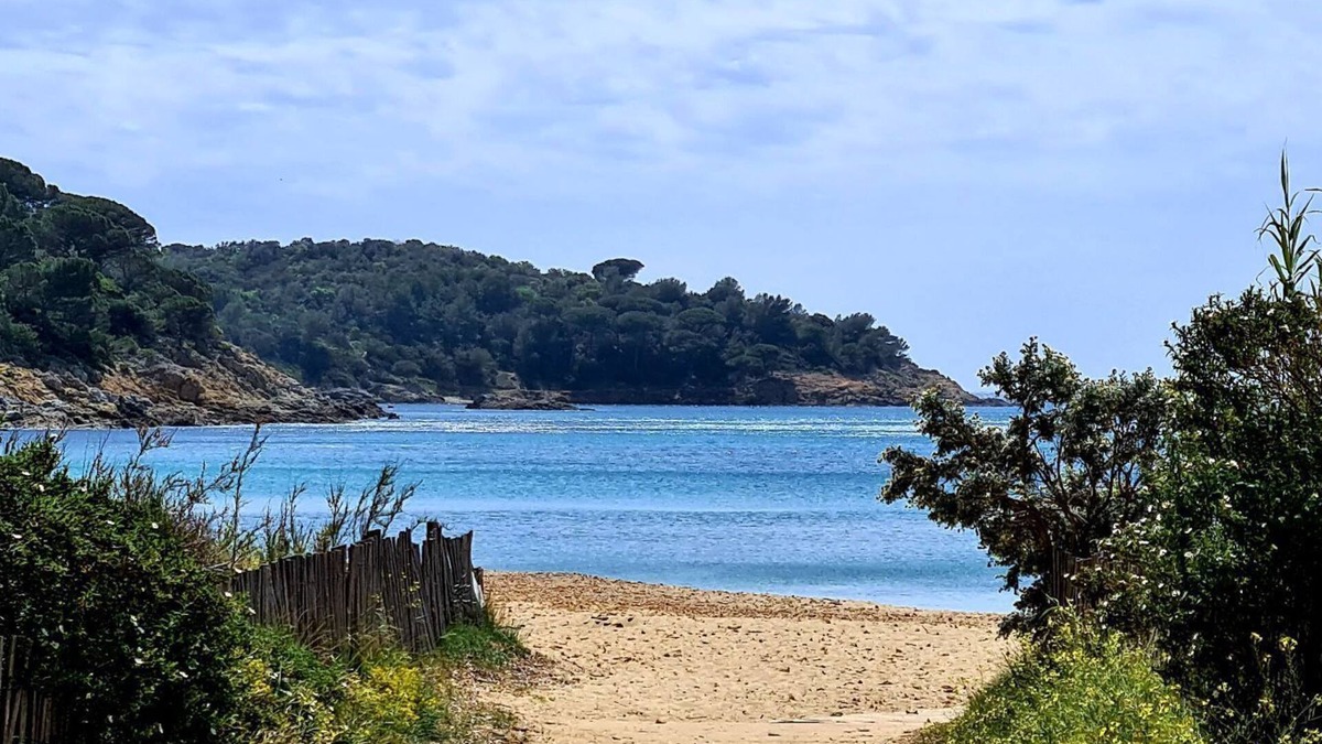 La Croix-Valmer Apartment | Duplex with one bed room , wide terrace, AIR CO+WIFI, Gigaro sandy beach 10 min.