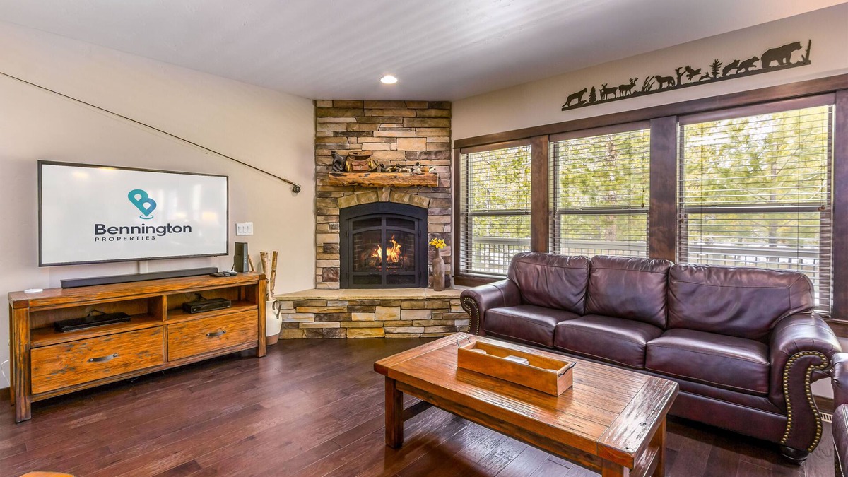 Deer Park House | DUTC11 - Huge Home, SHARC passes for 2025, Hot Tub, A/C, Ping Pong