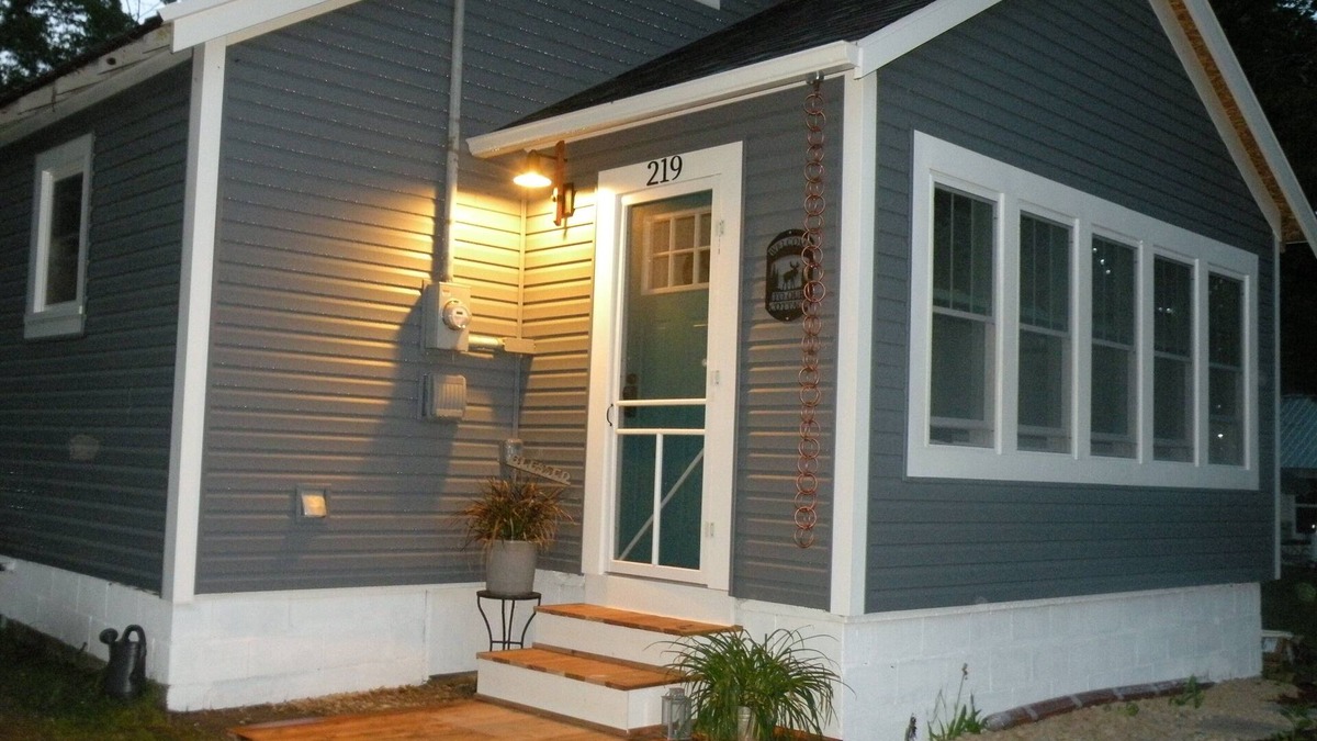Mackinaw City Cottage | “Dutch Harbor”-Mackinaw City Cottage- walking distance to town and the ferry’s!