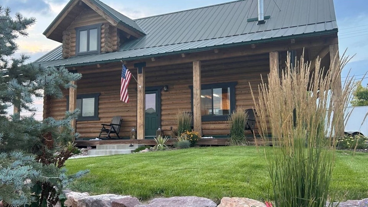 Dutch John Cabin | Dutch John Adventure Outpost—2800 Sq Ft, log home, private Pickleball Court