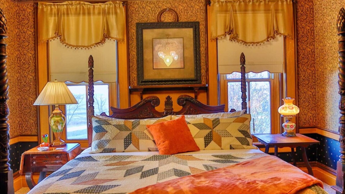 Pella Bed & Breakfast | Dutch Royal Orange Suite at Pella Mansion
