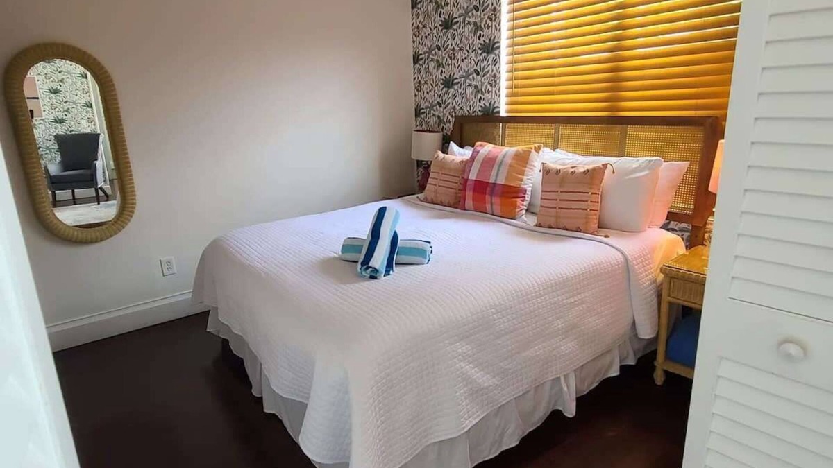 Downtown Apartment | Duval Street Suites full kitchen, free parking, heated pool