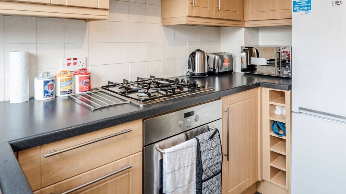 Roding House | Dwellers Delight Living Serviced Accommodation ★ 2 Bed House ★Woodford, London.