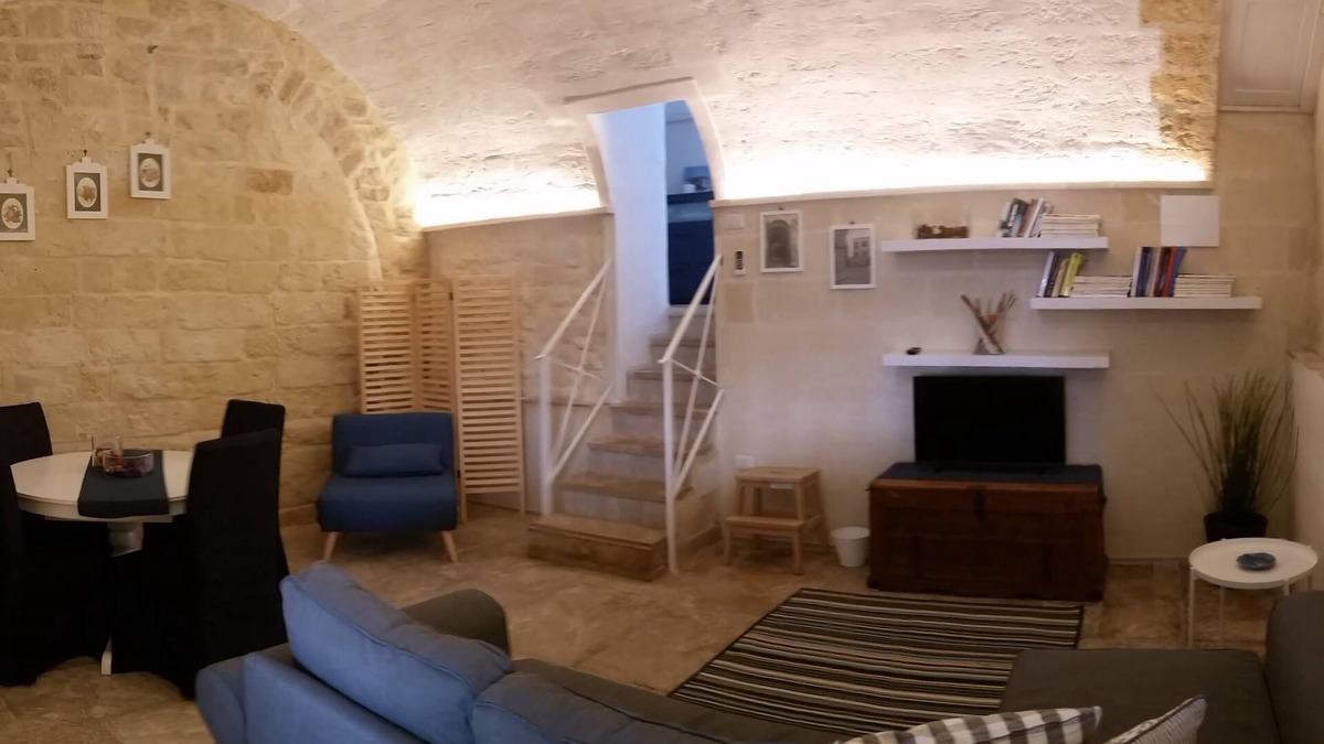 Trani House | DWELLING SIMONA THE CATHEDRAL WITHIN WALKING DISTANCE VACATION HOME TRANI ITALY