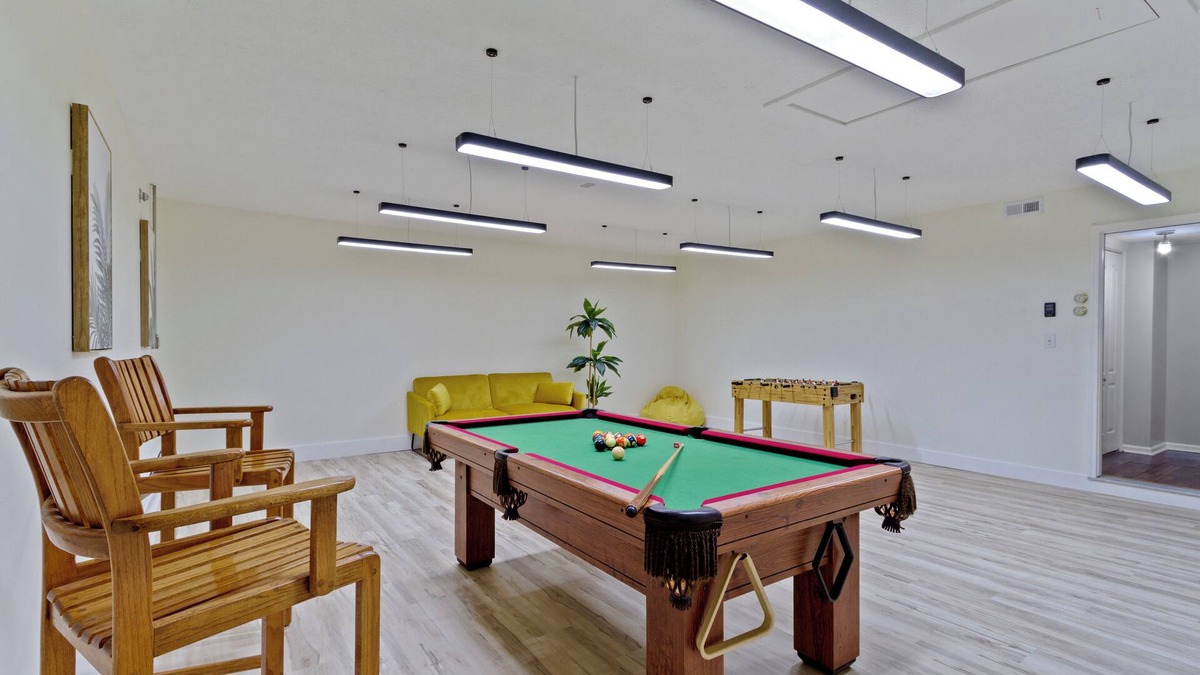 Westfield House | Dwntown Westfield Gem: Sleeps 17 with 6-Car Parking